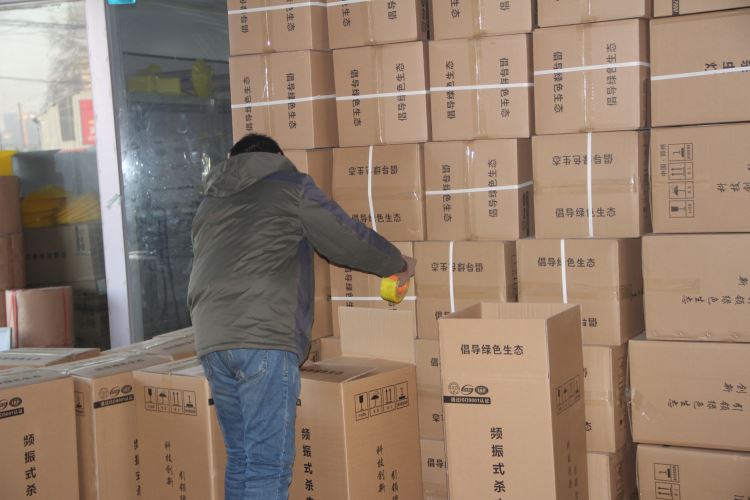 像小山峰一样堆积的杀虫灯